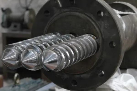 擠出機機筒螺桿裂斷的原因是什么？